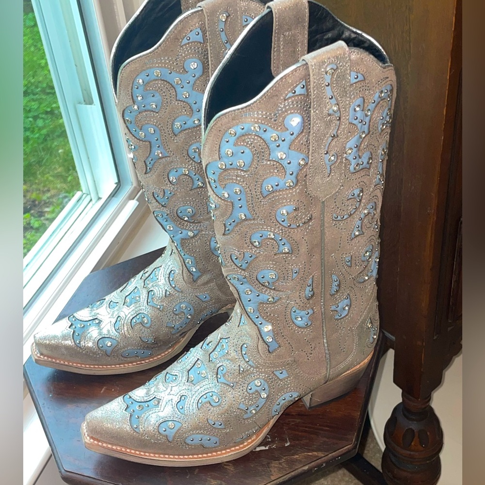 Beautiful rhinestone cowgirl boots. Size 9 1/2.